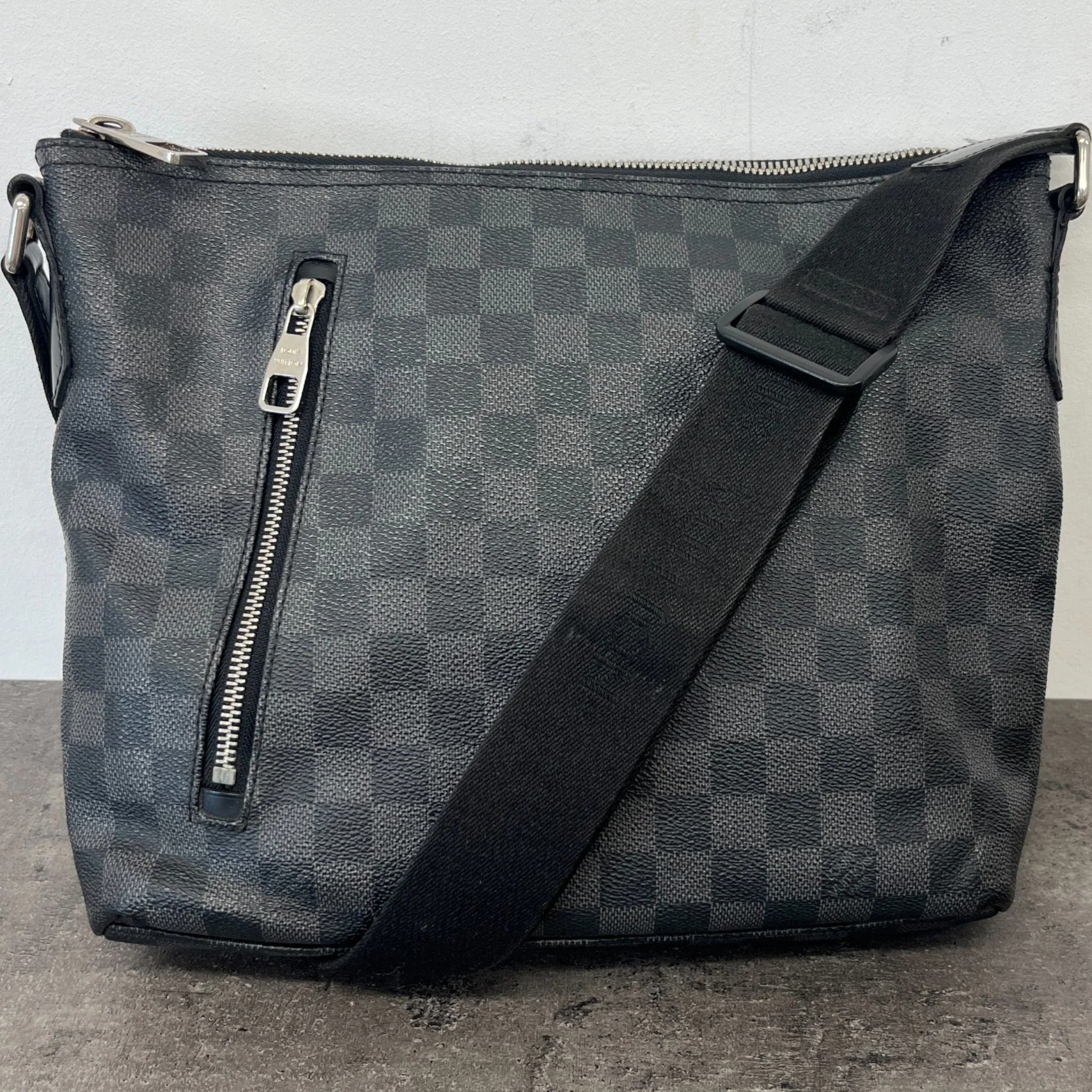 Men's Damier Graphite Mick Pm Messenger Bag Black - Image 13